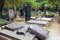 Umgestürtzte Grabsteine auf dem Jüdischen Friedhof in Weissensee