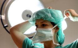 Foto: OP-Schwester bereitet sich auf eine Operation vor