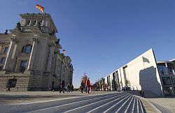 Spreeuferpromenade zwischen Reichstagsgebäude (l) und Paul-Löbe-Haus (r), Klick vergrößert Bild