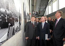 Slowakischer Premierminister Róbert Fico, (li.), Bundestagspräsident Norbert Lammert (Mitte), tschechischer Premierminister Mirek Topolánek, (re.), Klick vergrößert Bild