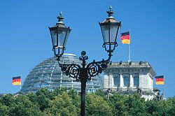 Reichstagsgebäude hinter Baumkronen, Klick vergrößert Bild