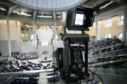 Große Fernsehkamera auf der Pressetribüne, Klick vergrößert Bild