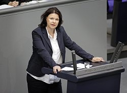 Nina Hauer, SPD, am 27.06.2008 im Plenum, Klick vergrößert Bild