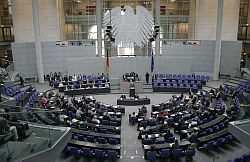 Bundesaußenminister Frank-Walter Steinmeier (SPD) gibt am Mittwoch (25.06.2008) in Berlin vor dem Bundestag eine Regierungserklärung zu Afghanistan ab, Klick vergrößert Bild