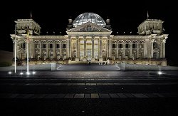 Illustration des illuminierten Reichstagsgebäudes, Klick vergrößert Bild