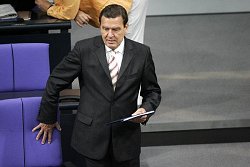 Bundeskanzler Gerhard Schröder schiebt am Freitag (01.07.2005) im Berliner Reichstagsgebäude seinen Stuhl zurück, um vor dem Plenum seine Erklärung zur Vertrauensfrage abzugeben, Klick vergrößert Bild