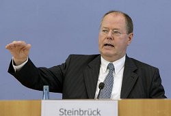 Bundesfinanzminister Peer Steinbrück (SPD) erläutert am 02.07.2008 in Berlin die Haushaltsplanung 2009, Klick vergrößert Bild