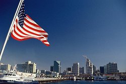 Hafen und Skyline von San Diego, Im Vordergrund weht die amerikanische Flagge, Klick vergrößert Bild