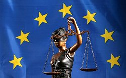 Römische Göttin der Gerechtigkeit Justitia vor der Fahne der EU, Klick vergrößert Bild