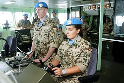 Soldaten der Bundeswehr arbeiten an Bord einer Fregatte