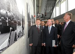 Bundestagspräsident Prof. Dr. Lammert (Mitte) sieht sich die Ausstellung an.