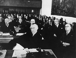 Der Präsident des Parlamentarischen Rates, Konrad Adenauer, rechts die Ministerpräsidenten der drei Westzonen, Klick vergrößert Bild