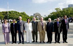 Bundestagspräsident Lammert (Mitte) mit Parlamentssprechern der G8 Staaten in Hiroshima, Klick vergrößert Bild