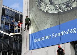 Vizepräsidentin Gerda Hasselfeldt vor Werbeleinwand am Paul-Löbe-Haus, Klick vergrößert Bild