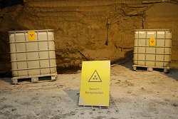 Behälter mit Cäsium-137 kontaminierter Flüssigkeit im Schacht Asse II, Klick vergrößert Bild