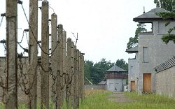 Gendenkstätte Sachsenhausen: Östliche Lagermauer mit Wachtürmen, Klick vergrößert Bild