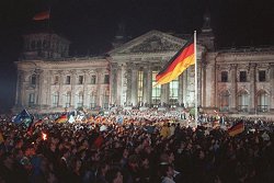 Vor dem Reichstag wurde am 03.10.1990 auf dem Platz der Republik die deutsche Fahne gehisst., Klick vergrößert Bild