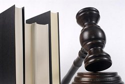 Gesetzestexte und Richterhammer, Klick vergrößert Bild