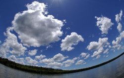 Weiße Wolken vor blauem Himmel, Klick vergrößert Bild