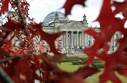 Durch rotes Blattwerk fotografiertes Reichstagsgebäude, Klick vergrößert Bild
