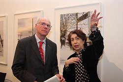 Susan Hiller (re.) erklärt Bundestagspräsident Lammert ihr "The J. Street Project", Klick öffnet Bildergalerie