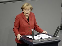 Kanzlerin Angela Merkel (CDU) spricht zum Finanzmarktstabilisierungsgesetz, Klick vergrößert Bild