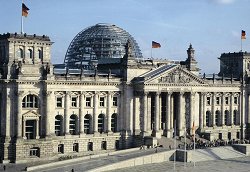 Durch rotes Blattwerk fotografiertes Reichstagsgebäude, Klick vergrößert Bild