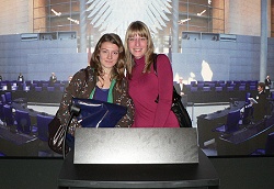 Zwei Jugendliche am Rednerpult auf der Jugendmesse You - im Hintergrund eine Projektion des Plenarsaals