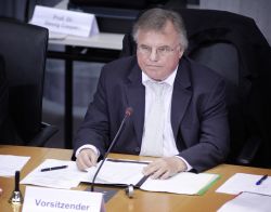 Der Vorsitzende des Ausschusses für Arbeit und Soziales, Gerald Weiß (CDU/CSU), eröffnet die Anhörung.