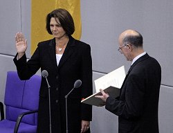 Ilse Aigner (CSU) wird von Bundestagspräsident Lammert (rechts) vereidigt, Klick vergrößert Bild