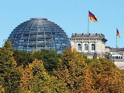 Herbstlich gefärbte Bäume vor dem Reichstagsgebäude, Klick vergrößert Bild