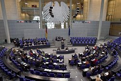 Parlamentarier verfolgen am Donnerstag (13.11.2008) im Bundestag in Berlin die Debatte zum Thema Familienleistungsgesetz, Klick vergrößert Bild