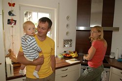 Eltern mit Kleinkind in Küche, Klick vergrößert Bild