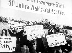 Frauen demonstrieren mit Plakaten gegen die Ungleichbehandlung der Frauen in den sechziger Jahren.