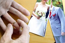 Zerrissenes Hochzeitsfoto, jemand zieht den Ehering von seiner Hand