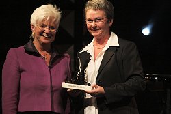 Vizepräsidentin Gerda Hasselfeldt ( CDU/CSU) nimmt den Politik-Award entgegen., Klick vergrößert Bild