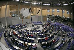 Abgeordnete im Plenum des Bundestages im Reichstagsgebäude, Klick vergrößert Bild