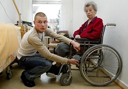 Zivildienstleistender in einem Alten- und Pflegeheim, Klick vergrößert Bild