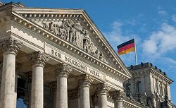 Westportal des Reichstagsgebäudes mit Aufschrift "DEM DEUTSCHEN VOLKE", Klick vergrößert Bild