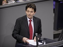 Dr. Rolf Mützenich (SPD) spricht zur Operation Atatlanta, Klick vergrößert Bild