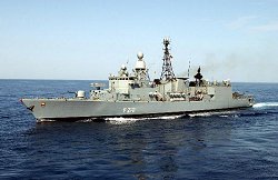 Fregatte "Emden" der deutschen Bundeswehr kreuzt vor der Küste von Dschibuti, Klick vergrößert Bild