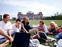 Computernutzer vor dem Reichstagsgebäude, Klick vergrößert Bild