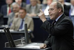 Gregor Gysi (DIE LINKE.) hält Rede im Plenum, Klick vergrößert Bild