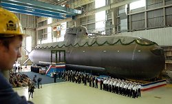 U-Boot mit Brennstoffzellenantrieb in Schiffsbauhalle einer Werft, Klick vergrößert Bild
