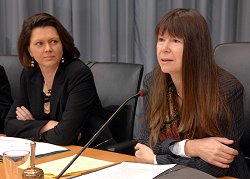 Ausschussvorsitzende Ulrike Höfken (re.) und Verbraucherschutzministerin Aigner, Klick vergrößert Bild