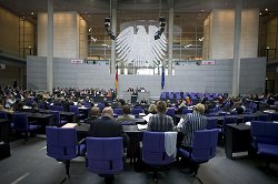 Blick in den Plenarsaal, Klick vergrößert Bild