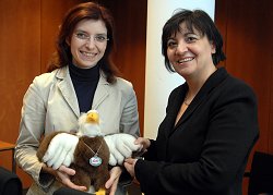 Diana Golze, DIE LINKE. (links) übergibt den Vorsitz an Ekin Deligöz, BÜNDNIS 90/DIE GRÜNEN