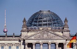 Die Kuppel auf dem Reichstagsgebäude, im Hintergrund der Fernsehturm.