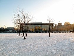 Glasfassade des Paul-Löbe-Hauses im Winter, Klick vergrößert Bild