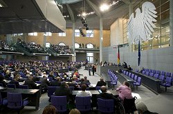 Seitlicher Blick in den Plenarsaal, Klick vergrößert Bild